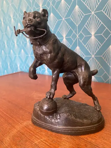 Sculpture ancienne en régule,  porte montre signé Charles Valton, fin XIXème.                                        Antique spelter sculpture, watch holder signed Charles Valton, late 19th century.