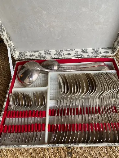 Ménagère métal argenté, La Samaritaine, époque art déco. Complète, 37 pièces.                    Silver-plated cutlery set, La Samaritaine, Art Deco period. Complete, 37 pieces.