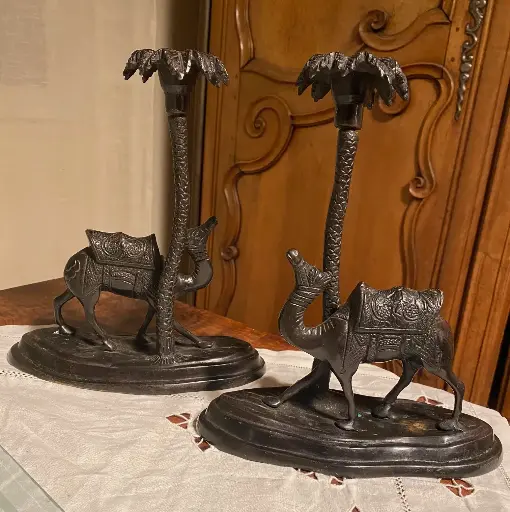 Bronze Animalier époque art déco, courant orientaliste, 2 bougeoirs en bronze, vers 1900.                        Bronze Animalier, Art Deco period, Orientalist movement, 2 bronze candlesticks, circa 1900